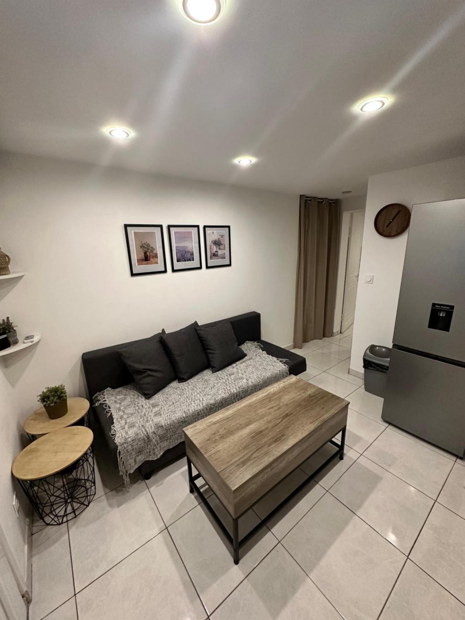 Jolie Appartement Nice Proche Mer Et Aeroport Une Chambre Plus Salon Avec Cuisine Luaran gambar